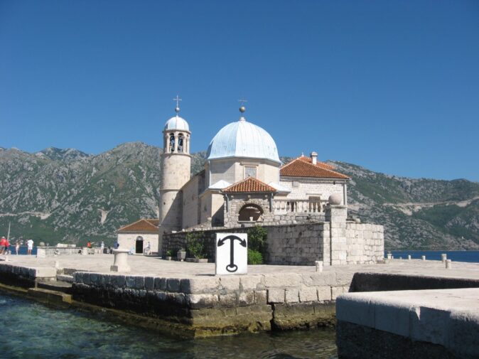 Церковь построена на рукотворном острове, который расширяется каждый год. Это национальный черногорский праздник.