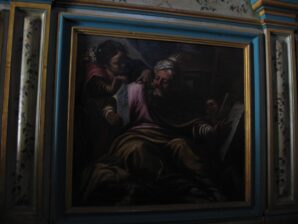 Церковь Божьей Матери на Скале внутри. Практически везде вдоль стен висят или иконы, или серебряные пластинки.
