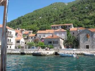 Затишні невеликі будиночки, черепичні дахи, мощені каменем вулички - типова среднеземноморских архітектура.