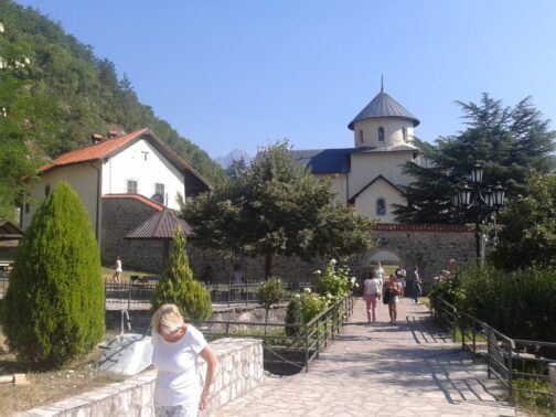 Мощена каменем дорога в монастир Морача