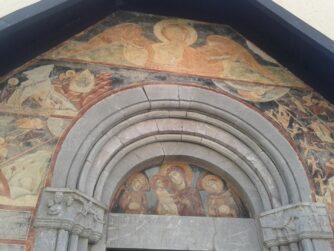 Фрески у входа в монастырь Морача