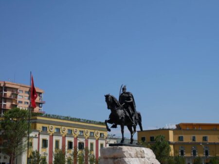 Памятник Скандербегу и Албанский флаг