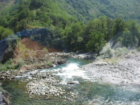 Горные реки в каньонах Черногории