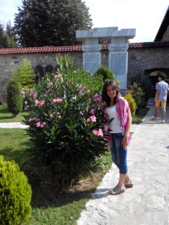 Цветы и тропинки в монастыре в горах Черногории