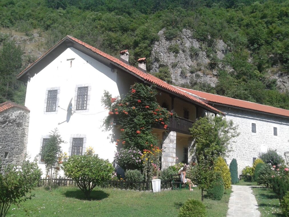Территория монастыря Морача в Черногории