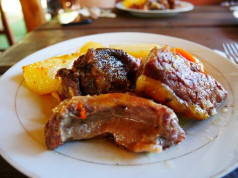 М'ясо під сачем, обід після рафтингу, Чорногорія