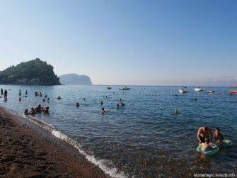 Сколько людей в море утром на пляже