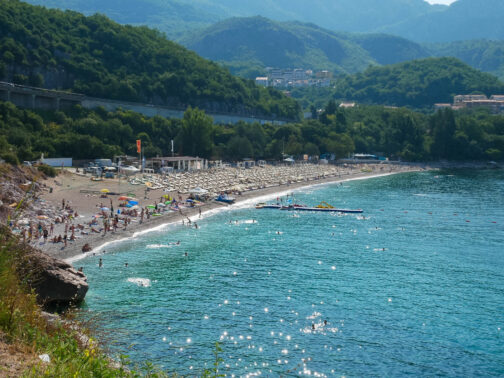 Пляж Каменево лежаки та безкоштовна зона