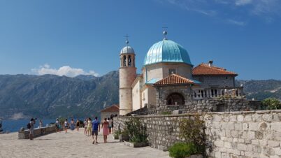Божа Матір на Утьосі церква на острові в Чорногорії