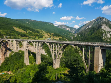 Міст Джурджевича в Чорногорії та гори