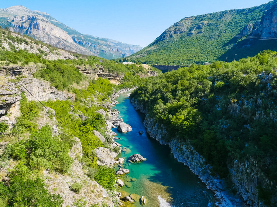 Міст через річку Морача в Чорногорії